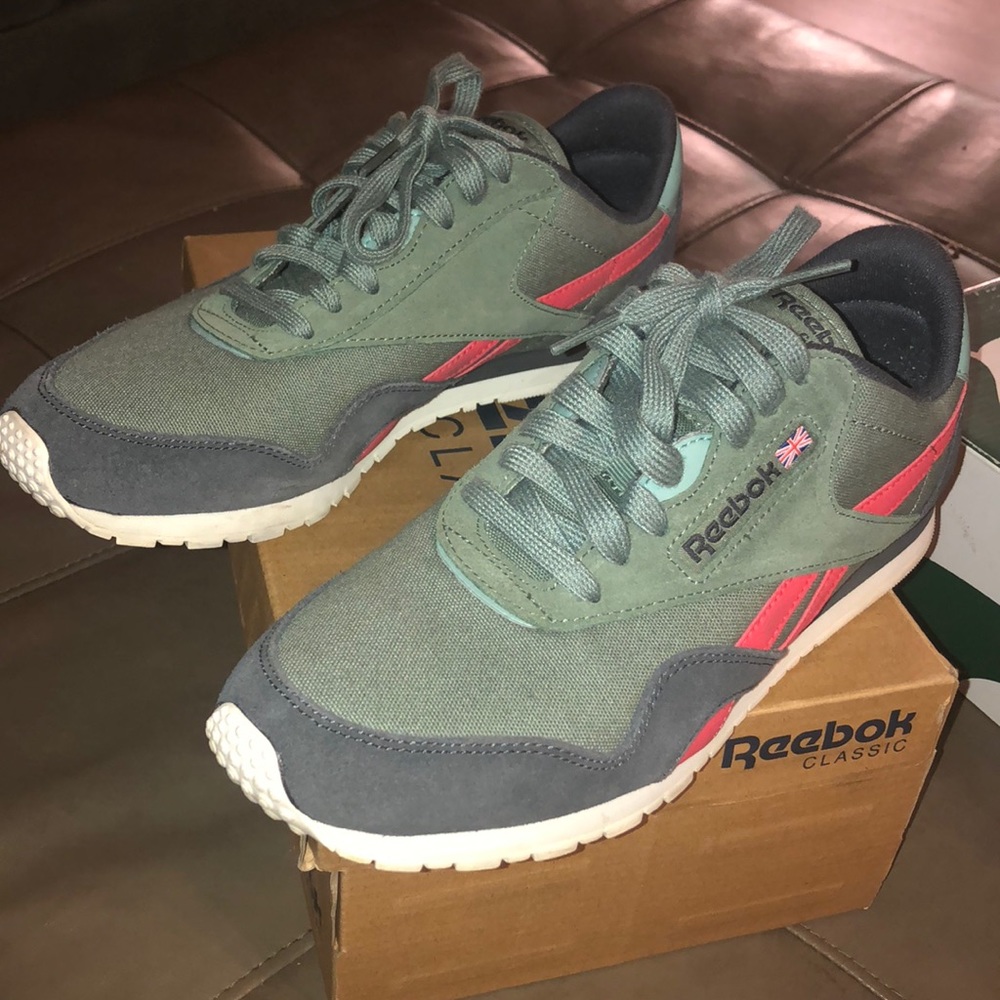 Reebok Classics— very good condition!! Size 8W